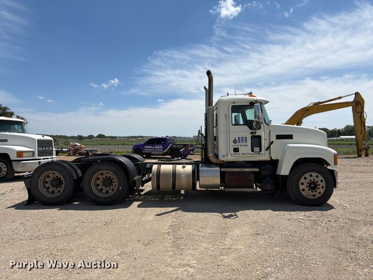 image for item EA4919 2015 Mack CHU613 semi truck