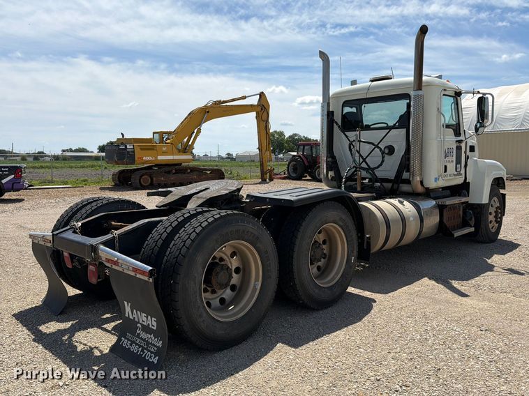 image for item EA4919 2015 Mack CHU613 semi truck