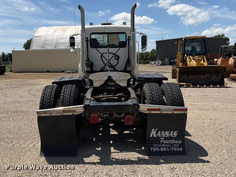 image for item EA4919 2015 Mack CHU613 semi truck