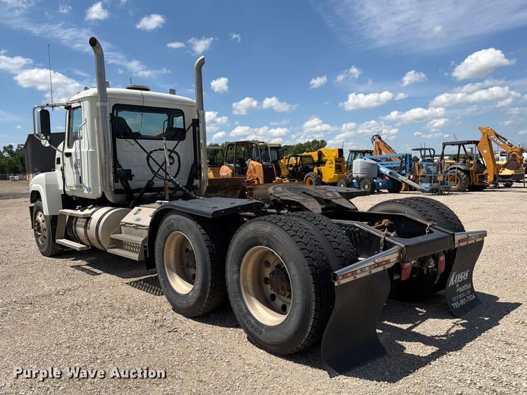 image for item EA4919 2015 Mack CHU613 semi truck