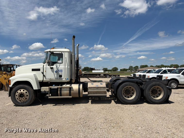 image for item EA4919 2015 Mack CHU613 semi truck