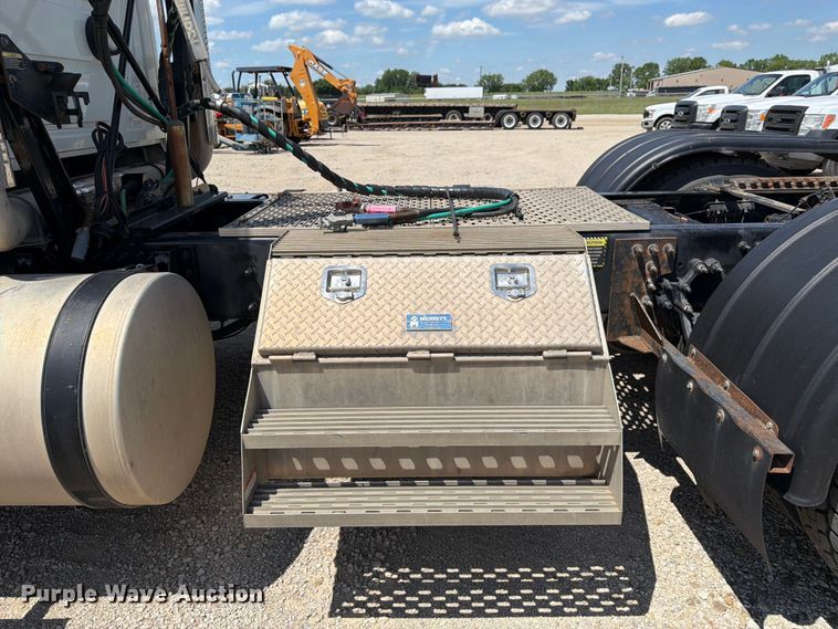 image for item EA4919 2015 Mack CHU613 semi truck