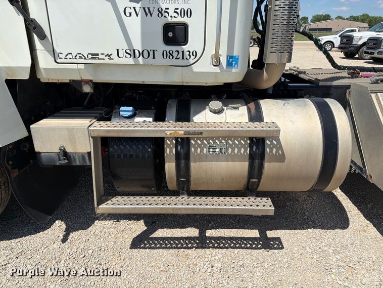 image for item EA4919 2015 Mack CHU613 semi truck