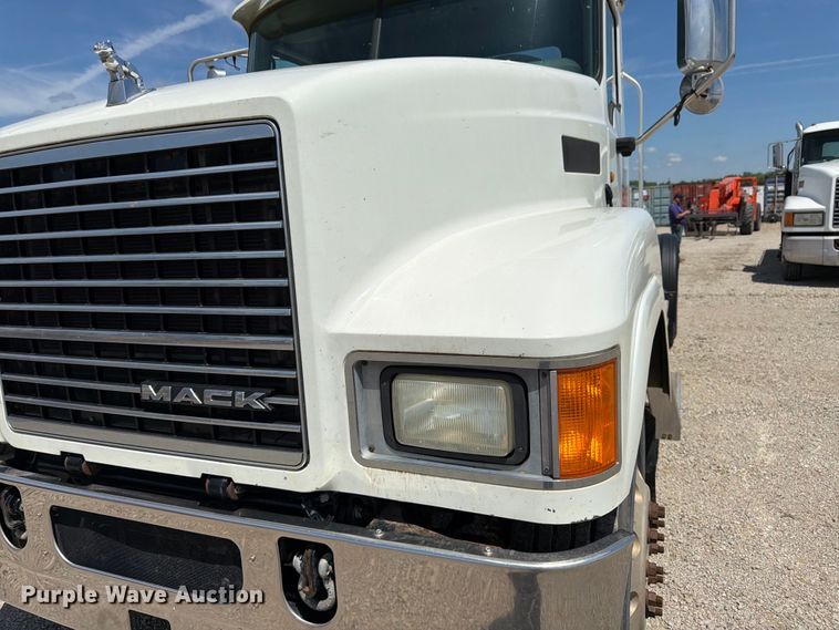 image for item EA4919 2015 Mack CHU613 semi truck