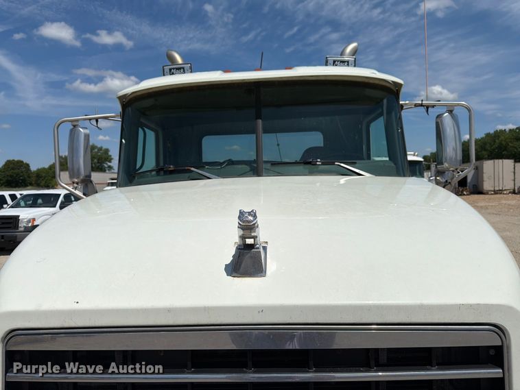 image for item EA4919 2015 Mack CHU613 semi truck