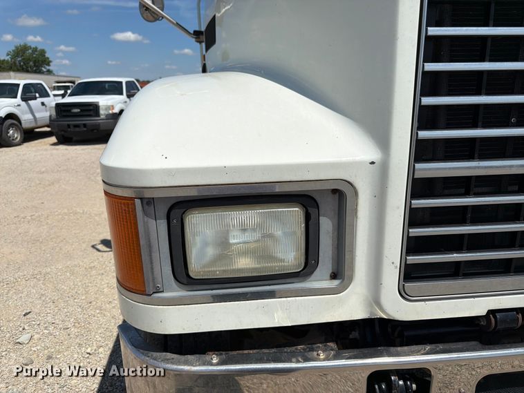 image for item EA4919 2015 Mack CHU613 semi truck