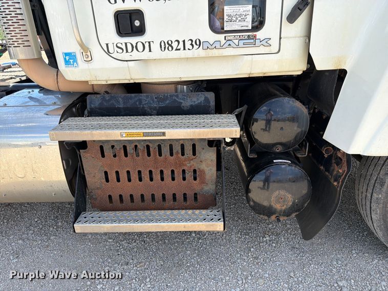image for item EA4919 2015 Mack CHU613 semi truck