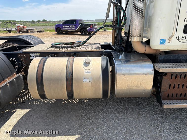image for item EA4919 2015 Mack CHU613 semi truck