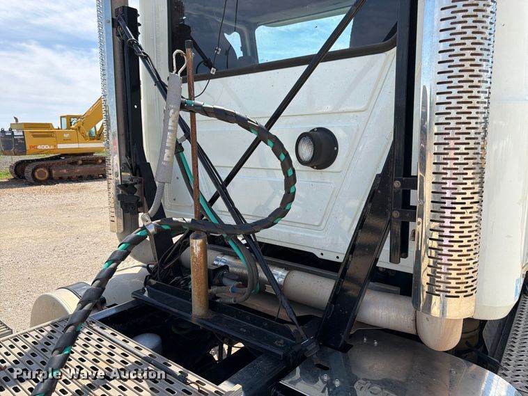 image for item EA4919 2015 Mack CHU613 semi truck