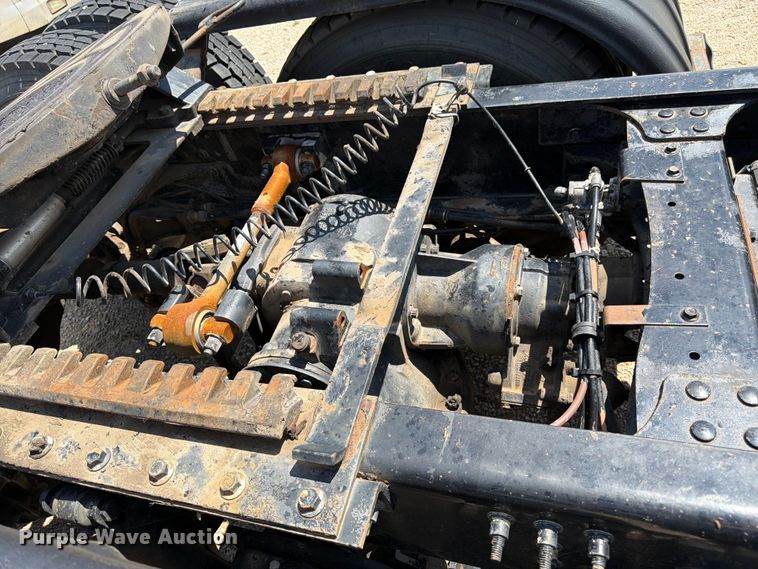 image for item EA4919 2015 Mack CHU613 semi truck