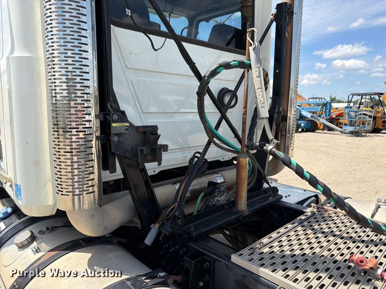 image for item EA4919 2015 Mack CHU613 semi truck