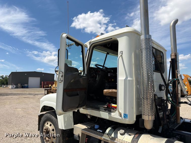 image for item EA4919 2015 Mack CHU613 semi truck