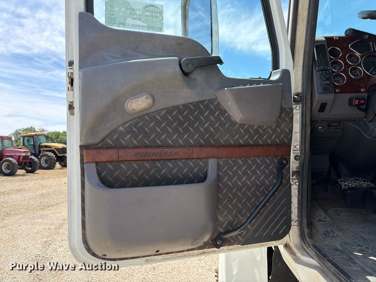 image for item EA4919 2015 Mack CHU613 semi truck