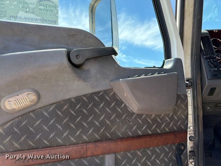 image for item EA4919 2015 Mack CHU613 semi truck