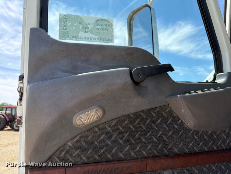 image for item EA4919 2015 Mack CHU613 semi truck