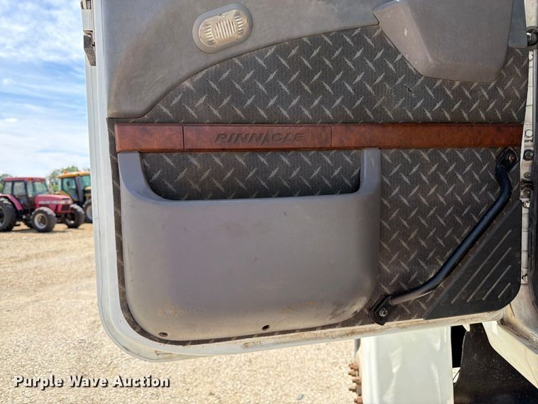 image for item EA4919 2015 Mack CHU613 semi truck
