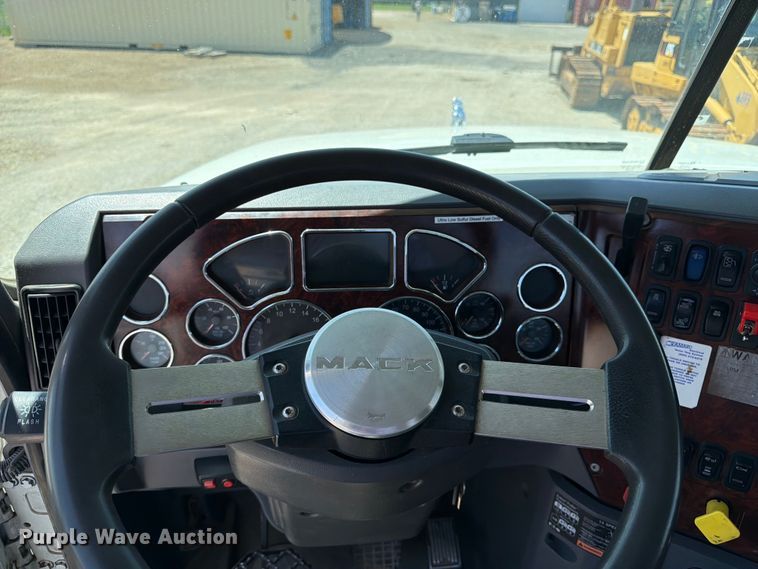 image for item EA4919 2015 Mack CHU613 semi truck