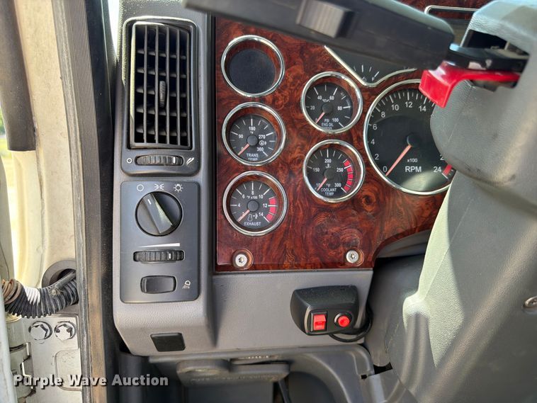 image for item EA4919 2015 Mack CHU613 semi truck