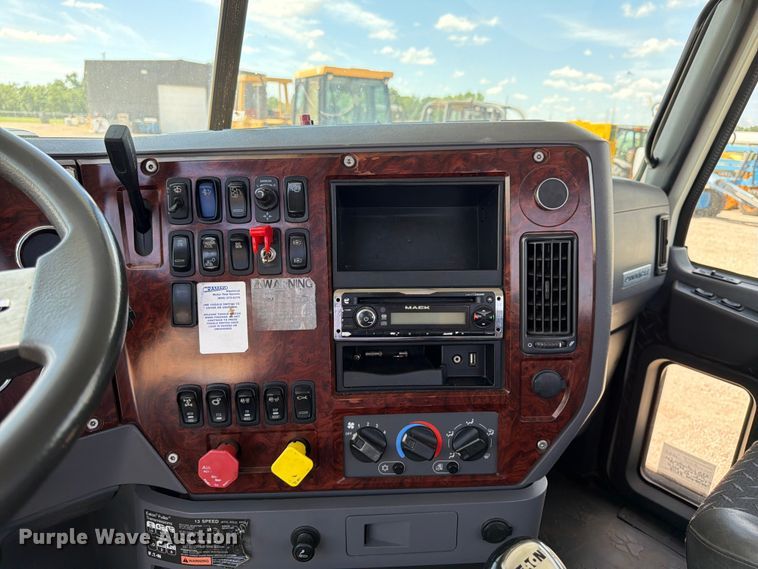 image for item EA4919 2015 Mack CHU613 semi truck