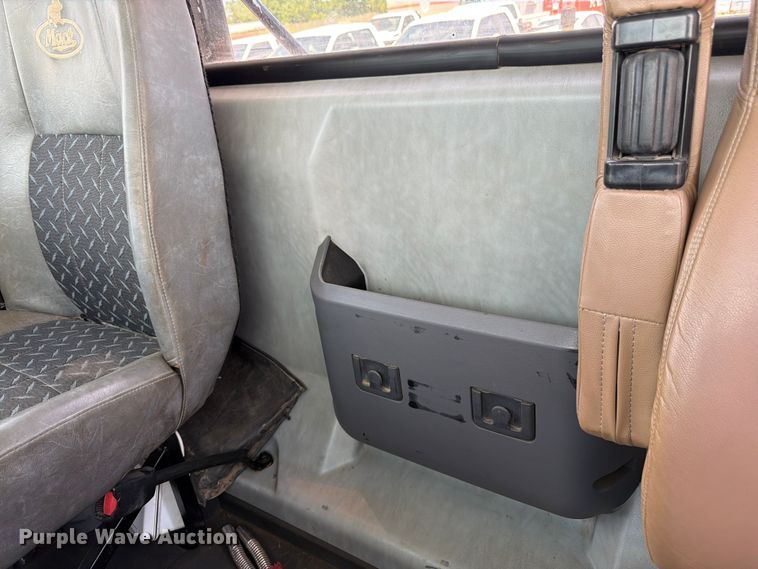 image for item EA4919 2015 Mack CHU613 semi truck