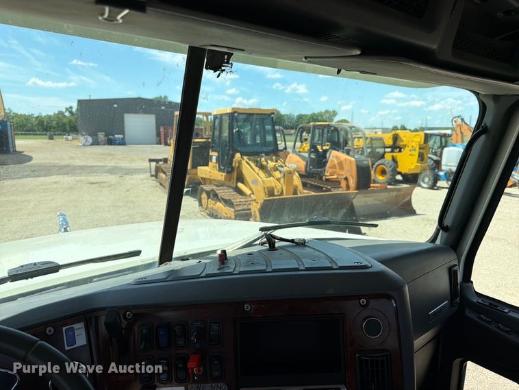 image for item EA4919 2015 Mack CHU613 semi truck