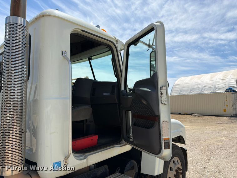 image for item EA4919 2015 Mack CHU613 semi truck