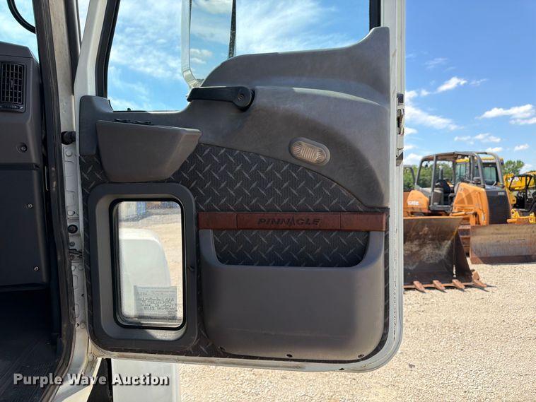 image for item EA4919 2015 Mack CHU613 semi truck
