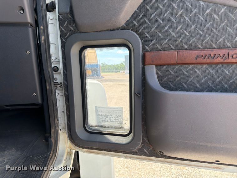 image for item EA4919 2015 Mack CHU613 semi truck