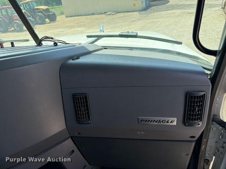 image for item EA4919 2015 Mack CHU613 semi truck