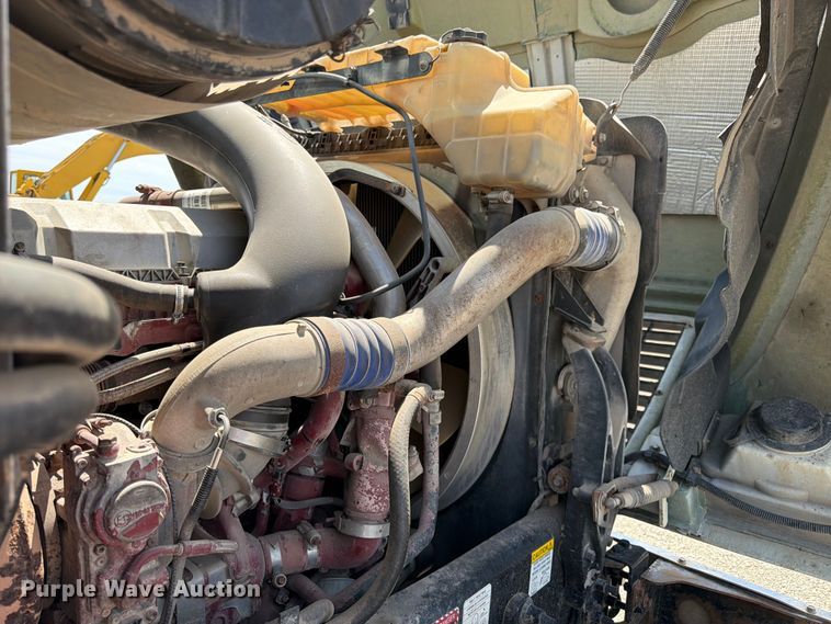 image for item EA4919 2015 Mack CHU613 semi truck