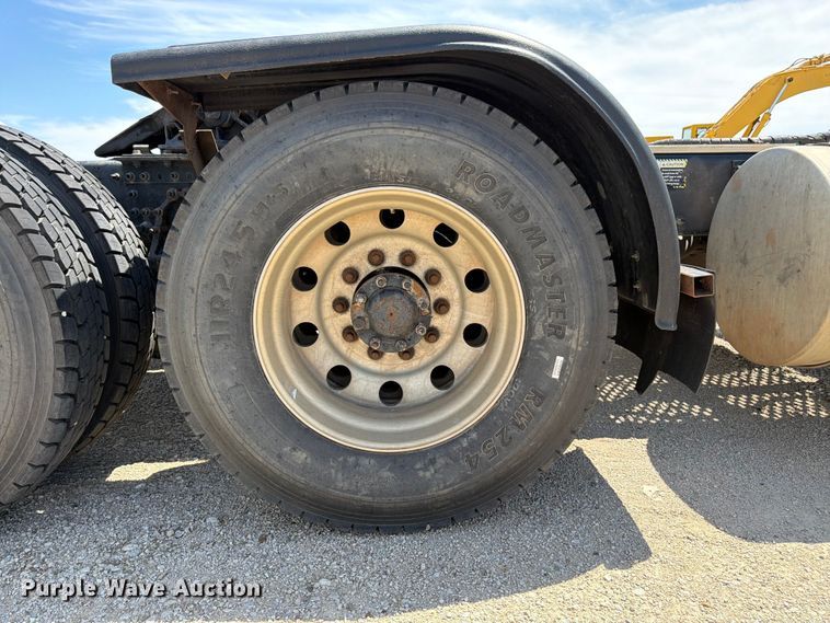 image for item EA4919 2015 Mack CHU613 semi truck