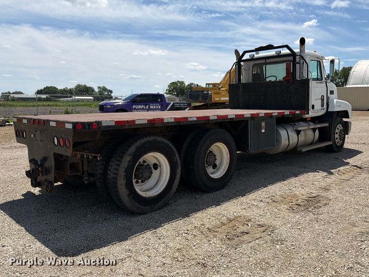 image for item EA4920 1999 Mack CH613 flatbed truck