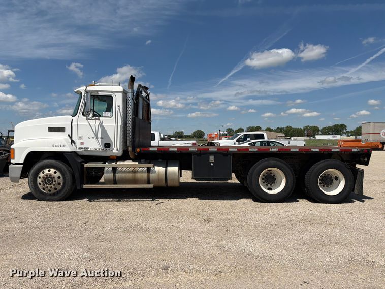 image for item EA4920 1999 Mack CH613 flatbed truck