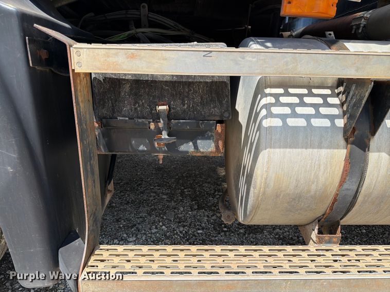 image for item EA4920 1999 Mack CH613 flatbed truck