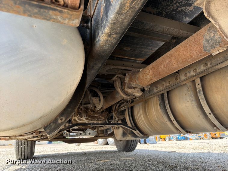 image for item EA4920 1999 Mack CH613 flatbed truck