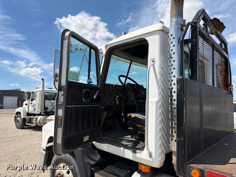 image for item EA4920 1999 Mack CH613 flatbed truck