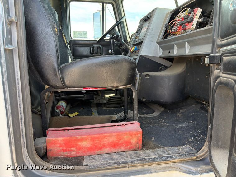 image for item EA4920 1999 Mack CH613 flatbed truck