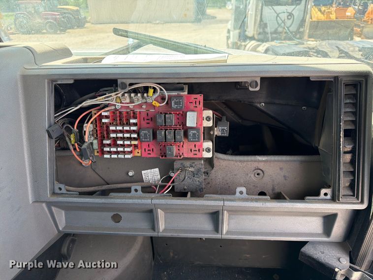 image for item EA4920 1999 Mack CH613 flatbed truck
