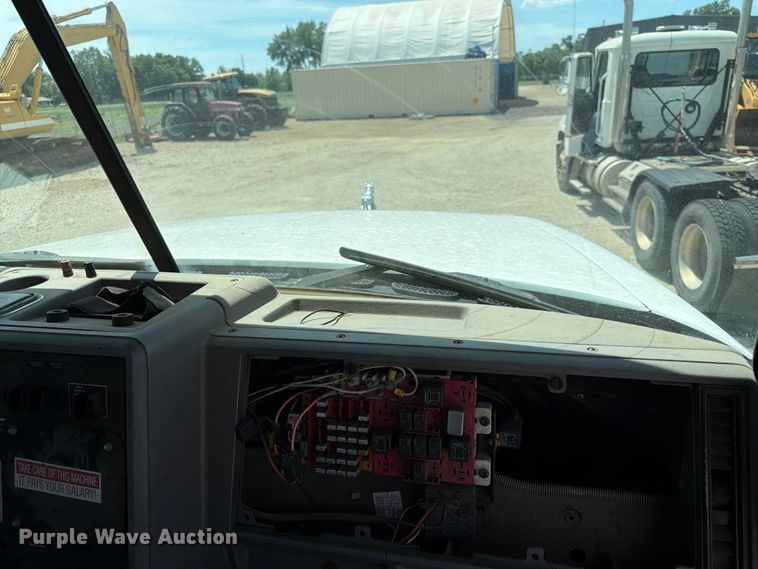 image for item EA4920 1999 Mack CH613 flatbed truck