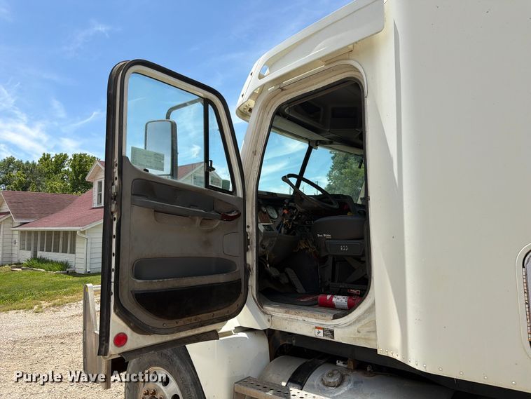 image for item EA4922 2002 Freightliner CST120 semi truck