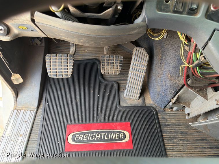 image for item EA4922 2002 Freightliner CST120 semi truck