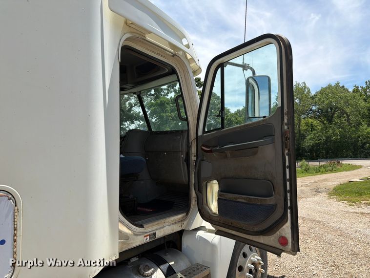 image for item EA4922 2002 Freightliner CST120 semi truck