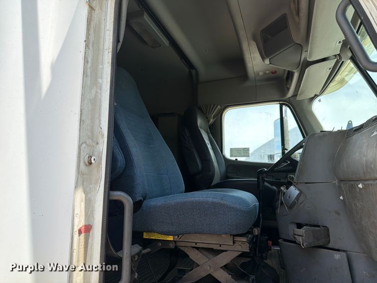 image for item EA4922 2002 Freightliner CST120 semi truck