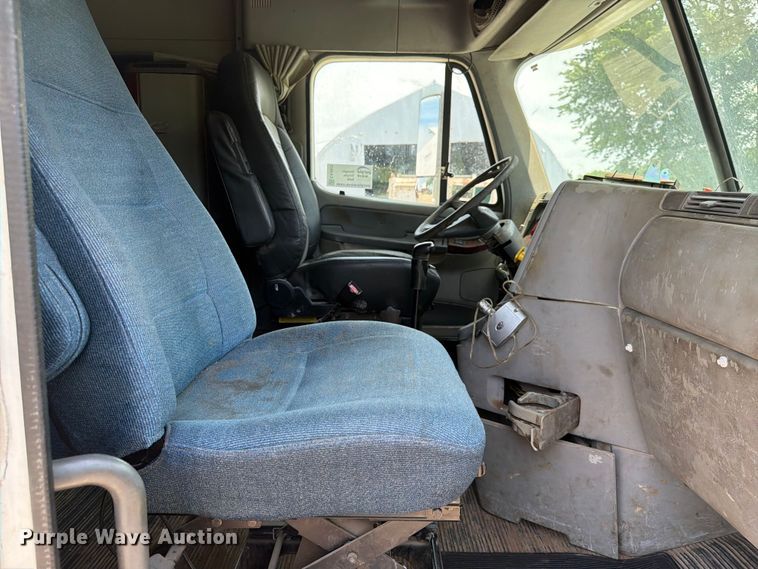 image for item EA4922 2002 Freightliner CST120 semi truck