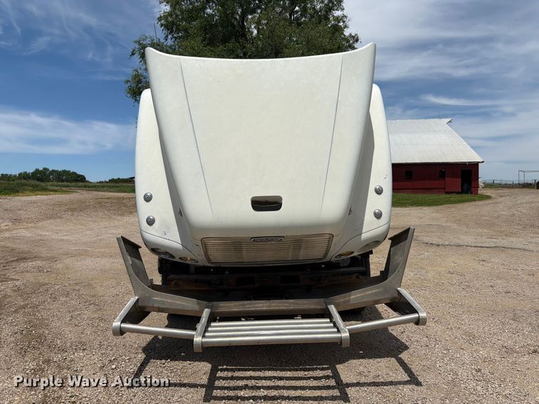 image for item EA4922 2002 Freightliner CST120 semi truck