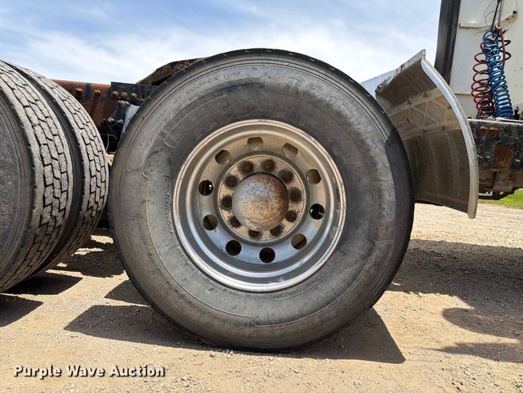 image for item EA4922 2002 Freightliner CST120 semi truck