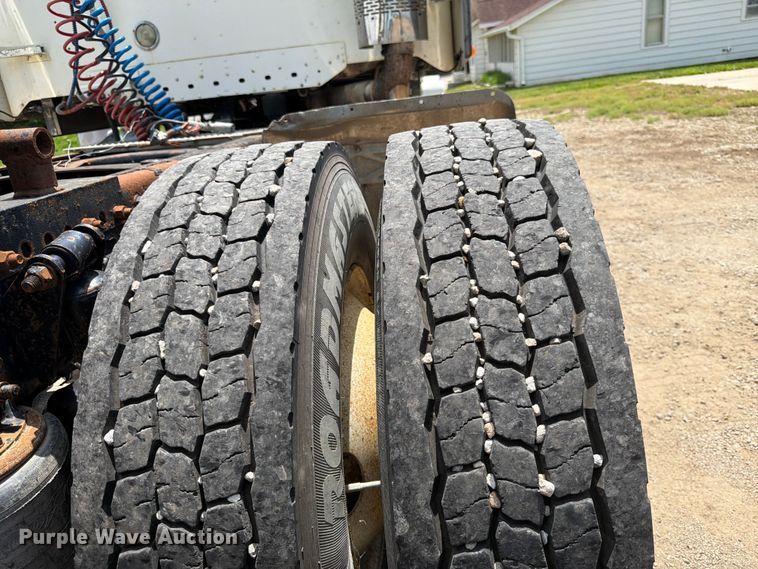 image for item EA4922 2002 Freightliner CST120 semi truck