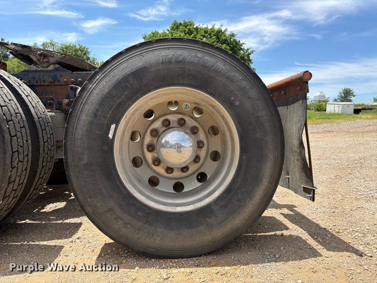 image for item EA4922 2002 Freightliner CST120 semi truck