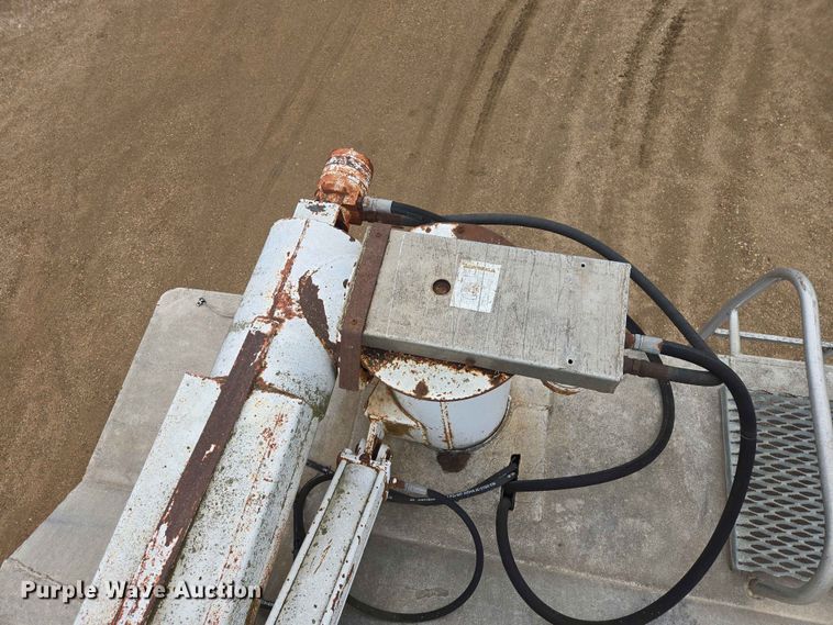 image for item EB1470 1999 CEI Pacer AT65 feed delivery trailer