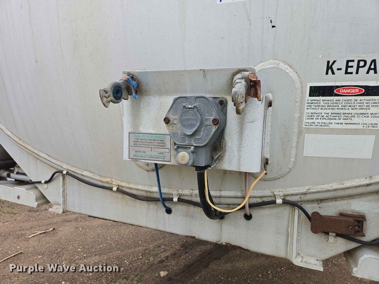 image for item EB1471 1991 Fruehauf TAG-NTN3-ESF 10500 tank trailer